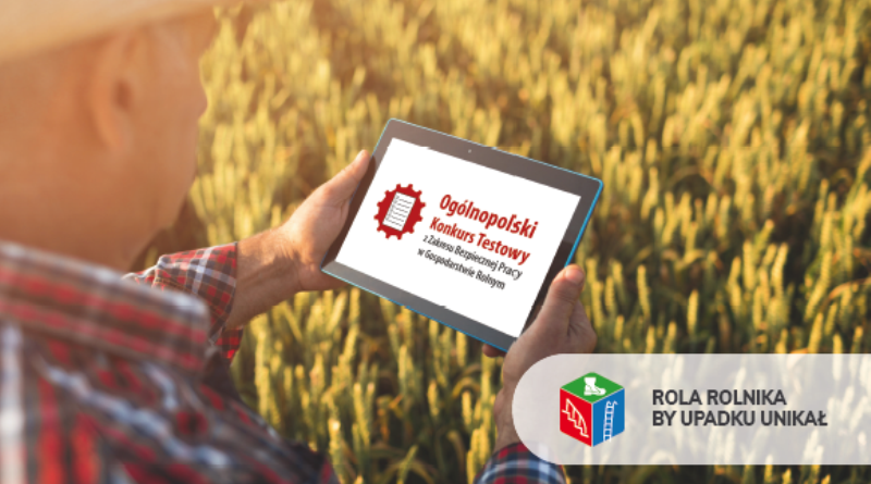 Dane statystyczne Kasy Rolniczego Ubezpieczenia Społecznego wskazują, iż corocznie znaczna część wszystkich wypadków przy pracach w gospodarstwach rolnych to upadki osób. W 2020 roku, do Placówki Terenowej KRUS w Kutnie zgłoszono 78 wypadków przy pracy rolniczej. Ponad 51% z nich stanowiły upadki osób. Duża ilość upadków rolników podczas pracy jest spowodowana złym stanem nawierzchni podwórzy i ciągów komunikacyjnych na terenie gospodarstwa, który ulega dodatkowemu pogorszeniu na skutek działania warunków atmosferycznych. Szczególnie w okresie zimowym opady śniegu i deszczu oraz towarzyszące opadom mrozy powodują, że podłoże staje się śliskie, grząskie i nierówne. Często do upadków na terenie gospodarstw dochodzi także wskutek pośpiechu poszkodowanych oraz braku dbałości o prawidłowe wydzielenie i utrzymanie ciągów komunikacyjnych prowadzących do budynków i wewnątrz obiektów. Niejednokrotnie przyczyną upadku bywa również zniszczone albo zabrudzone obuwie robocze. Z prowadzonych przez Kasę analiz wynika, że szczególnie często zdarzają się potknięcia o wysokie i nieoznakowane progi w wejściach i przejściach budynków inwentarskich. Wiele budynków inwentarskich starego typu posiada takie zagrożenia konstrukcyjne. Kolejna liczna grupa urazów w gospodarstwie rolnym powstaje w wyniku wypadków spowodowanych upadkiem osób ze strychów, poddaszy, stodół i innych budynków gospodarczych podczas układania i zrzucania pasz objętościowych i słomy przez niezabezpieczone otwory zrzutowe w stropach i ścianach budynków. Wśród przyczyn upadków obserwujemy również nieprawidłowy sposób wchodzenia i schodzenia z maszyn rolniczych oraz nieprawidłową konstrukcję i usytuowane drabin. Zarówno szczeble drabin, jak i stopnie przy ciągnikach i maszynach często zabrudzone są ziemią lub resztkami roślinnymi, co sprzyja ześlizgnięciom i upadkom z wysokości. Takie upadki kończą się często groźnymi urazami kończyn dolnych i górnych. W trosce o własne dobro, w okresie mniejszej liczby prac rolniczych warto pomyśleć o poprawie stanu bezpieczeństwa w swoim gospodarstwie oraz o wyeliminowaniu zaniedbań występujących w obejściu, które mogą doprowadzić do wypadku. Aby zminimalizować ryzyko upadków przy pracy w gospodarstwie rolnym należy:  likwidować śliskość nawierzchni przejść komunikacyjnych poprzez usuwanie śniegu i posypywanie oblodzeń piaskiem, popiołem lub trocinami  wyrównywać i w miarę możliwości utwardzić nawierzchnie placów i przejść  utrzymywać czystość i porządek na podwórzu oraz w ciągach komunikacyjnych  stosować obuwie z antypoślizgowym protektorem podeszwy, najlepiej z cholewką chroniącą kostkę  na ośnieżonych lub oblodzonych powierzchniach stosować nakładki na obuwie, tzw. raczki antypoślizgowe  naprawiać uszkodzone stopnie oraz zamontować barierki wzdłuż ciągów schodowych i na podestach  zabezpieczać otwory zrzutowe na strychach, poddaszach  stosować bezpieczne drabiny i podesty przy pracach na wysokości (bezpieczna drabina ma mocne i właściwie zamocowane szczeble, jest zabezpieczona przed poślizgiem lub przechyleniem – u dołu gumowymi lub ostrymi zakończeniami, u góry hakami; kąt nachylenia drabiny powinien wynosić od 65° do 75°, a drabina powinna wystawać minimum 0,75 m nad powierzchnię, na którą wchodzi użytkownik)  schodzić z ciągnika rolniczego plecami skierowanymi w kierunku zejścia (tak jak podczas wchodzenia), przytrzymując się przeznaczonych do tego uchwytów  dbać o dobre oświetlenie ciągów komunikacyjnych i miejsc pracy  w przypadku braku możliwości usunięcia progów, oznaczyć je w widoczny sposób. Zapraszamy wszystkich rolników do udziału w II Ogólnopolskim Konkursie Testowym z Zakresu Bezpiecznej Pracy w Gospodarstwie Rolnym – „Rola Rolnika, by upadku unikał”, który przebiega w formule on-line i dzięki któremu można sprawdzić swoją wiedzę na temat bezpieczeństwa pracy w gospodarstwie. Każda osoba podlegająca ubezpieczeniu społecznemu rolników w KRUS może rejestrować się na stronie internetowej: https://bezpieczenstwo.krus.gov.pl Po założeniu konta uczestnik uzyska dostęp do testu wiedzy składającego się z 20 pytań jednokrotnego wyboru. Uczestnicy, którzy zaznaczą najwięcej poprawnych odpowiedzi, w najkrótszym czasie otrzymają nagrodę w postaci myjki ciśnieniowej o wartości ok. 500 zł. Do wygrania 100 urządzeń. Test można rozwiązywać do 20 listopada 2021 r. Przypominamy jednocześnie, że zgłoszenia wypadku przy pracy rolniczej powinien dokonać poszkodowany lub inna osoba niezwłocznie po zaistnieniu zdarzenia. Zgłoszenia można dokonać osobiście, telefonicznie, za pośrednictwem poczty lub drogą elektroniczną w Placówce Terenowej KRUS w Kutnie. Późne zgłoszenie wypadku utrudni przeprowadzenie postępowania powypadkowego i może mieć wpływ na przyznanie prawa do jednorazowego odszkodowania. Pracujmy bezpiecznie! Tomasz Nowicki dyrektor Oddziału Regionalnego KRUS w Łodzi