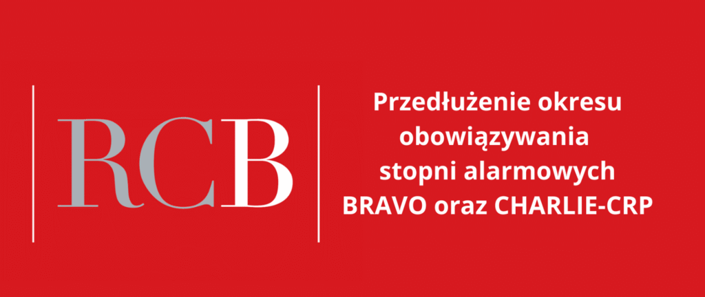 Prezes Rady Ministrów podpisał nowe zarządzenia dotyczące wprowadzenia na terytorium całego kraju drugiego stopnia alarmowego (2. stopień BRAVO) i drugiego stopnia alarmowego CRP (2. stopień BRAVO-CRP). Stopnie obowiązują od dnia 1 września 2025 roku, od godz. 00:00, do 30 listopada 2025 roku do godz. 23:59. Prezes Rady Ministrów wprowadza stopnie alarmowe na podstawie przepisów ustawy z 10 czerwca 2016 r. o działaniach antyterrorystycznych. Drugi stopień alarmowy BRAVO ma charakter prewencyjny i jest związany z aktualną dynamiczną sytuacją geopolityczną w regionie i w Ukrainie oraz wzmożonym ruchem na granicy. Natomiast stopień alarmowy CRP został wprowadzony w celu przeciwdziałania zagrożeniom w cyberprzestrzeni. Stopień BRAVO jest drugim w czterostopniowej skali stopni alarmowych i można go wprowadzić w przypadku zaistnienia zwiększonego i przewidywalnego zagrożenia wystąpieniem zdarzenia o charakterze terrorystycznym, kiedy jednak konkretny cel ataku nie został zidentyfikowany. Stopień BRAVO–CRP dotyczy bezpieczeństwa cyberprzestrzeni jest drugim z czterech stopni alarmowych określonych w ustawie o działaniach antyterrorystycznych. Stopień ten jest wprowadzany w przypadku wystąpienia zdarzenia potwierdzającego prawdopodobny cel ataku o charakterze terrorystycznym w cyberprzestrzeni albo uzyskania wiarygodnych informacji o planowanym zdarzeniu. Ten stopień alarmowy również obejmuje cały kraj. Stopnie alarmowe są przede wszystkim sygnałem dla służb dbających o bezpieczeństwo i całej administracji publicznej do zachowania szczególnej czujności. Zadania organów państwa związane z wprowadzeniem stopni alarmowych zostały określone w rozporządzeniu Prezesa Rady Ministrów z 25 lipca 2016 r. w sprawie zakresu przedsięwzięć wykonywanych w poszczególnych stopniach alarmowych i stopniach alarmowych CRP. Do zadań tych w przypadku stopnia BRAVO należą m.in.: • prowadzenie przez Policję, Straż Graniczną lub Żandarmerię Wojskową wzmożonej kontroli dużych skupisk ludzkich; • prowadzenie wzmożonej kontroli obiektów użyteczności publicznej oraz innych obiektów potencjalnie mogących stać się celem ataków terrorystycznych; • zapewnienie dostępności w trybie alarmowym członków personelu wyznaczonego do wdrażania procedur działania na wypadek zdarzenia o charakterze terrorystycznym; • ostrzeżenie personelu o możliwych zagrożeniach; • obowiązek noszenia broni długiej oraz kamizelek kuloodpornych przez umundurowanych funkcjonariuszy lub żołnierzy bezpośrednio realizujących zadania związane z zabezpieczeniem miejsc i obiektów, które potencjalnie mogą stać się celem zdarzenia o charakterze terrorystycznym; • dodatkowe kontrole pojazdów, osób oraz budynków publicznych w rejonach zagrożonych; • wzmocnienie ochrony środków komunikacji publicznej oraz ważnych obiektów publicznych; • wprowadzenie zakazów wstępu do przedszkoli, szkół i uczelni osobom postronnym. Bezpieczeństwo w czasie obowiązywania stopnia uzależnione jest nie tylko od działania właściwych służb, ale też od przygotowania administratorów obiektów użyteczności publicznej, którzy zobowiązani są do prowadzenia ich wzmożonej kontroli, a także czujności obywateli. Nie lekceważ żadnej informacji o zagrożeniu! Natychmiast powiadom służby dzwoniąc na numer tel. 112. W załączeniu zarządzenia Prezesa Rady Ministrów: 1. nr 43 z dnia 28 sierpnia 2025r 2. nr 44 z dnia 28 sierpnia 2025r. 3. nr 45 z dnia 28 sierpnia 2025r.